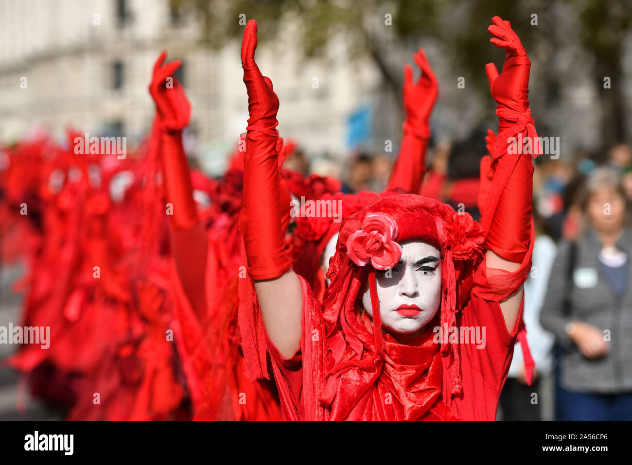 Die Demonstranten auf Whitehall in London während einer Aussterben Rebellion (XR) Klimawandel protestieren. Stockfoto