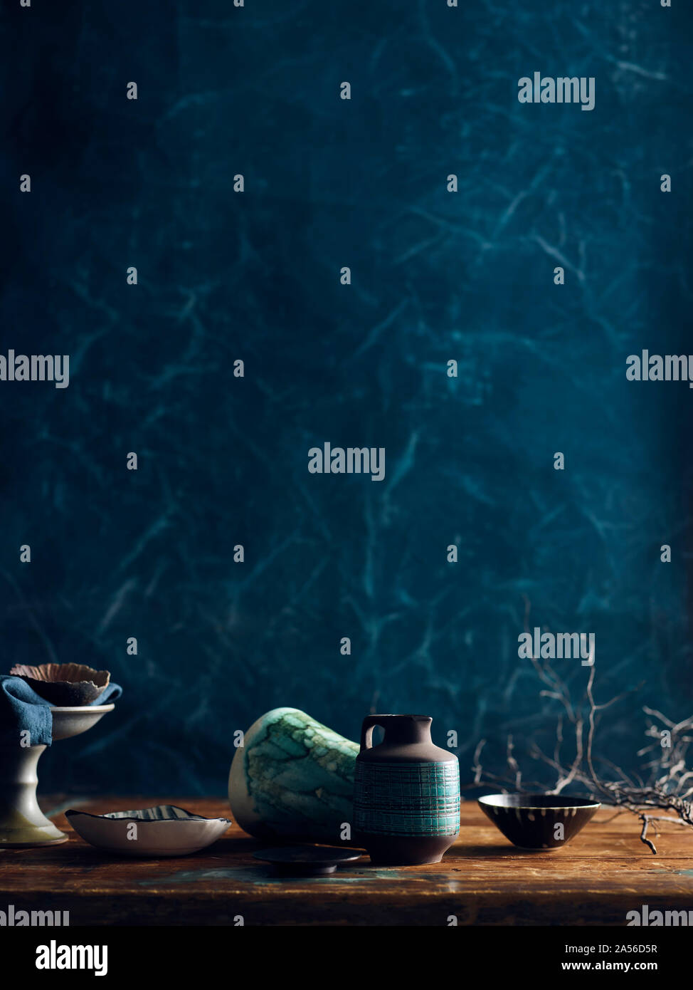 Chinesischer Wein Flasche, Schüssel, Schale vor blauem Hintergrund Stockfoto