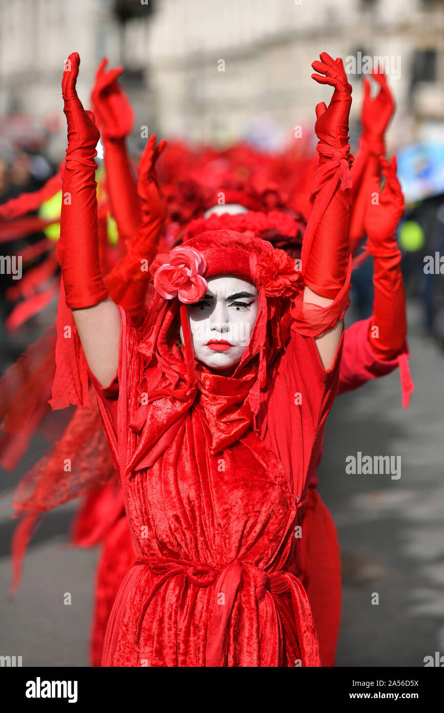 Die Demonstranten auf Whitehall in London während einer Aussterben Rebellion (XR) Klimawandel protestieren. Stockfoto