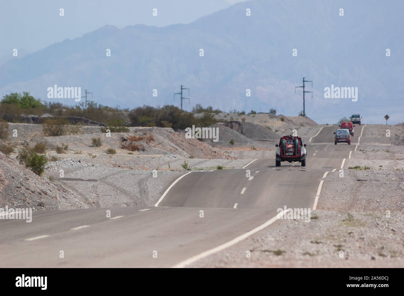 Landschaft mit Autos auf der Landstraße, Mendoza, Argentinien Stockfoto