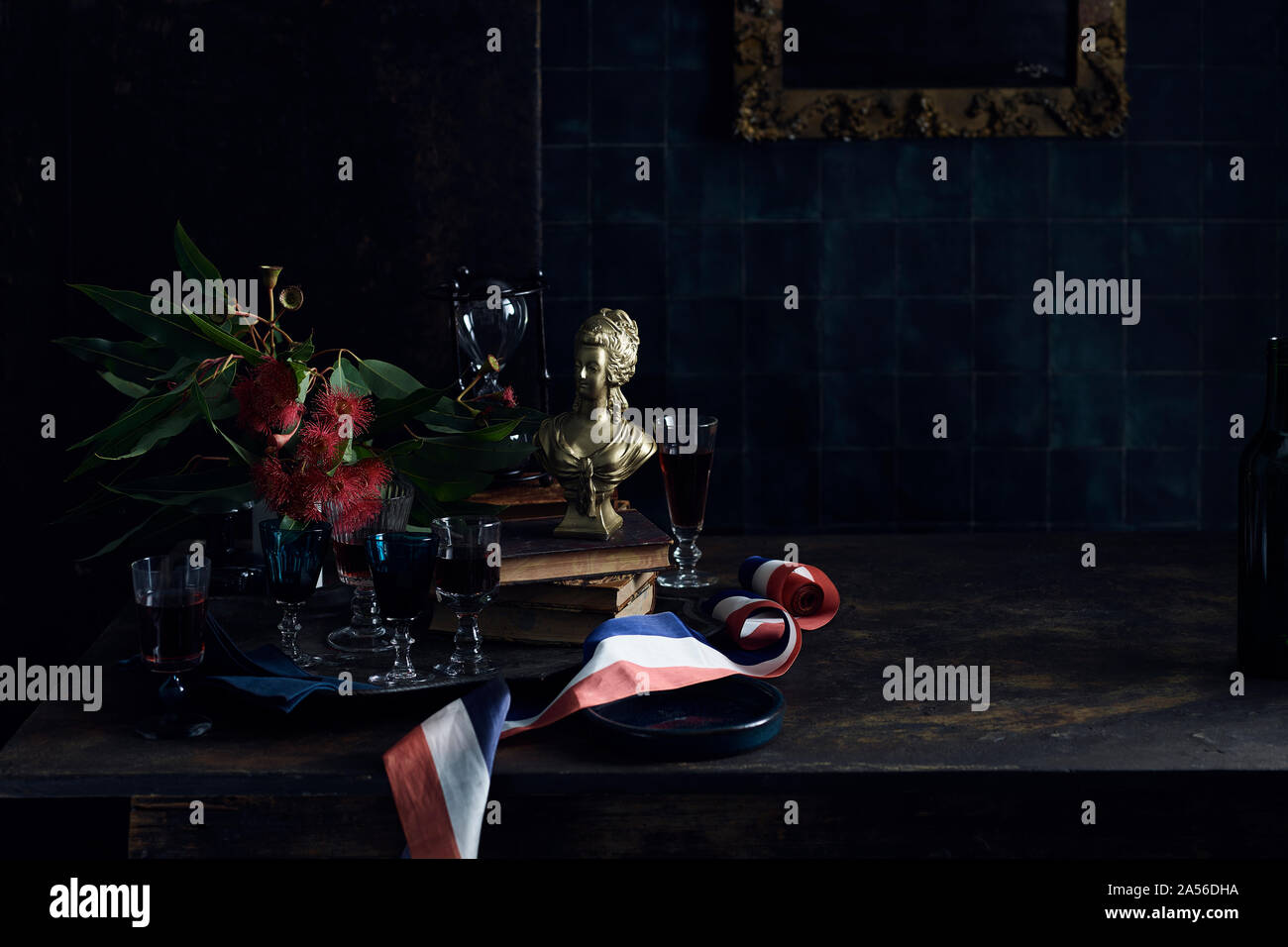 Eine Meuterei auf der Feier, Fach der Gläser mit Rotwein, traditionellen alten Meister der Malerei und eine rote weiße und blaue Band, Farben der französischen Flagge. . Stockfoto