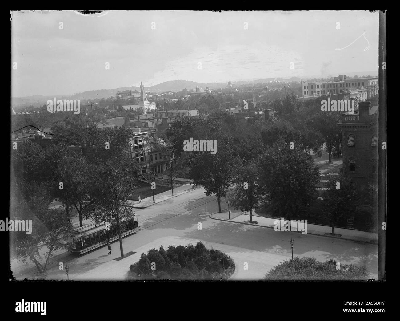 Betrachten N.E. aus der Bibliothek des Kongresses, 2 & East Capitol, N. E. und S. E., einem vorbeifahrenden Strassenbahn und verschiedene Gebäude teilweise verdeckt von Bäumen Stockfoto
