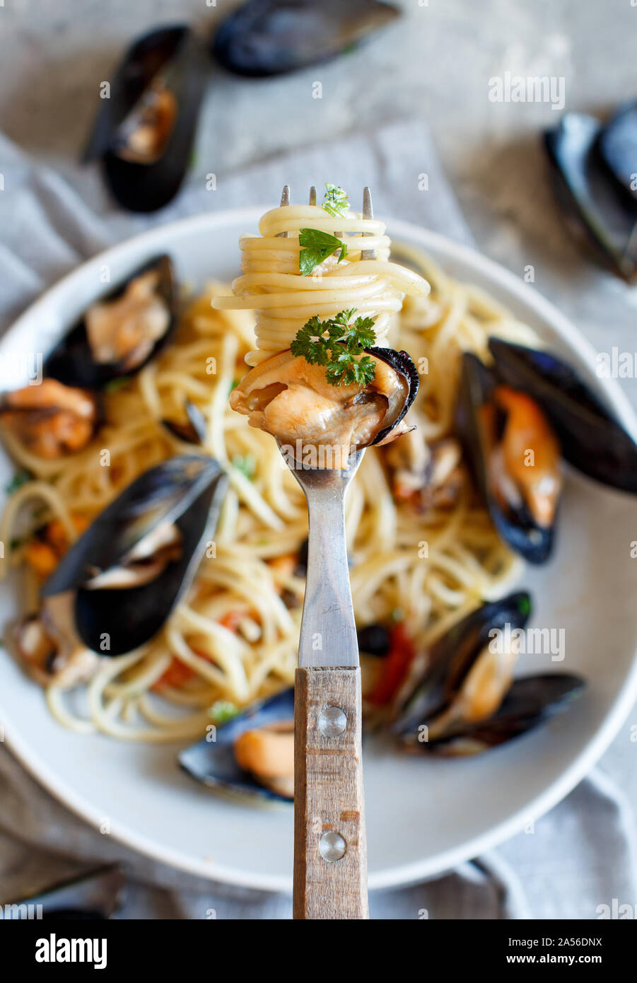 Spaghetti mit Muscheln und Tomaten italienisch Meeresfrüchte pasta Top View Stockfoto