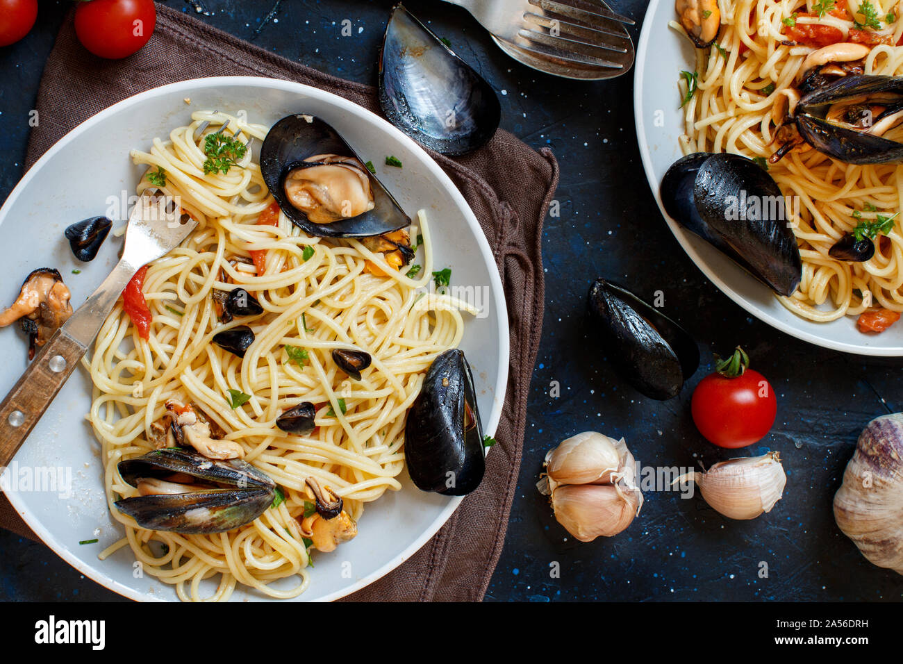 Spaghetti mit Muscheln und Tomaten italienisch Meeresfrüchte pasta Top View Stockfoto