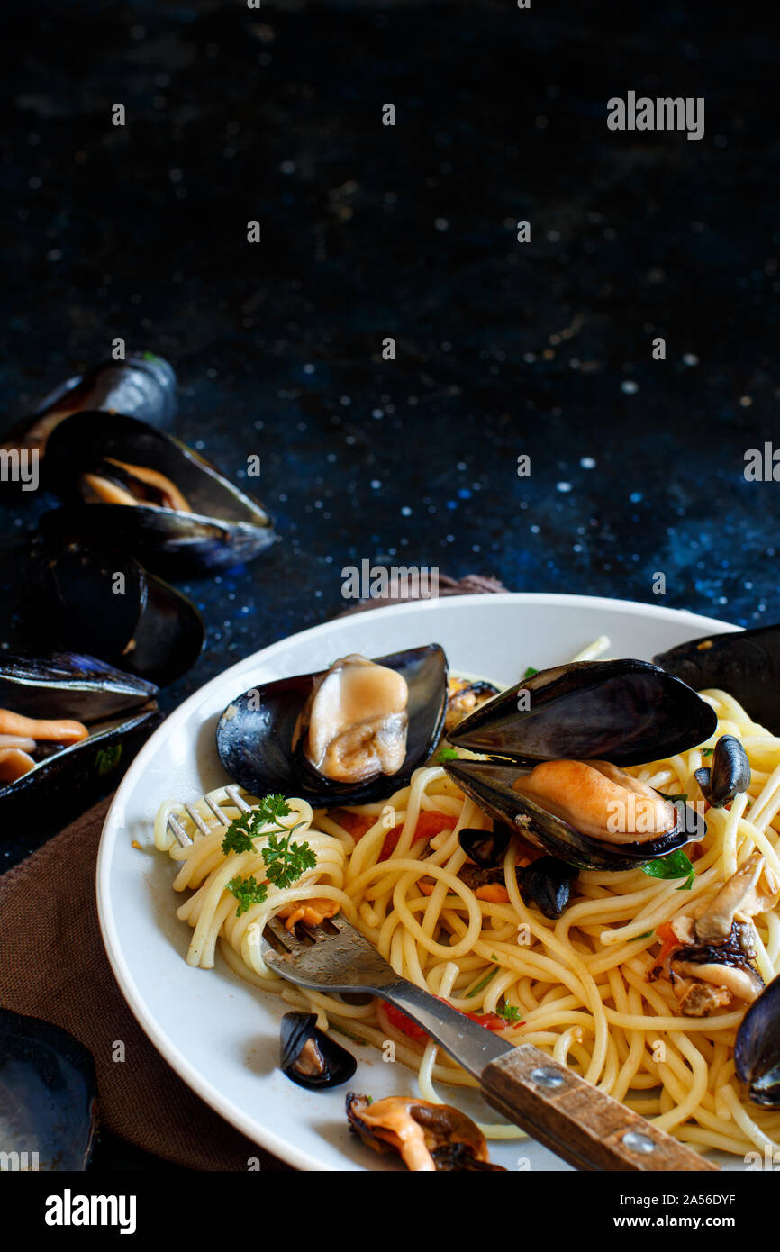 Spaghetti mit Muscheln und Tomaten italienisch Meeresfrüchte pasta Close up Stockfoto