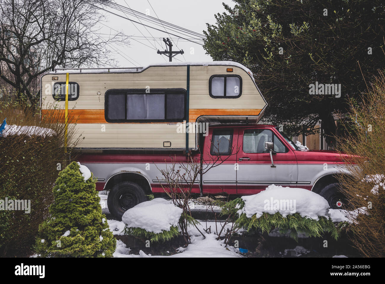 Wohnmobil durch die verschneiten Garten, Vancouver, British Columbia, Kanada geparkt Stockfoto