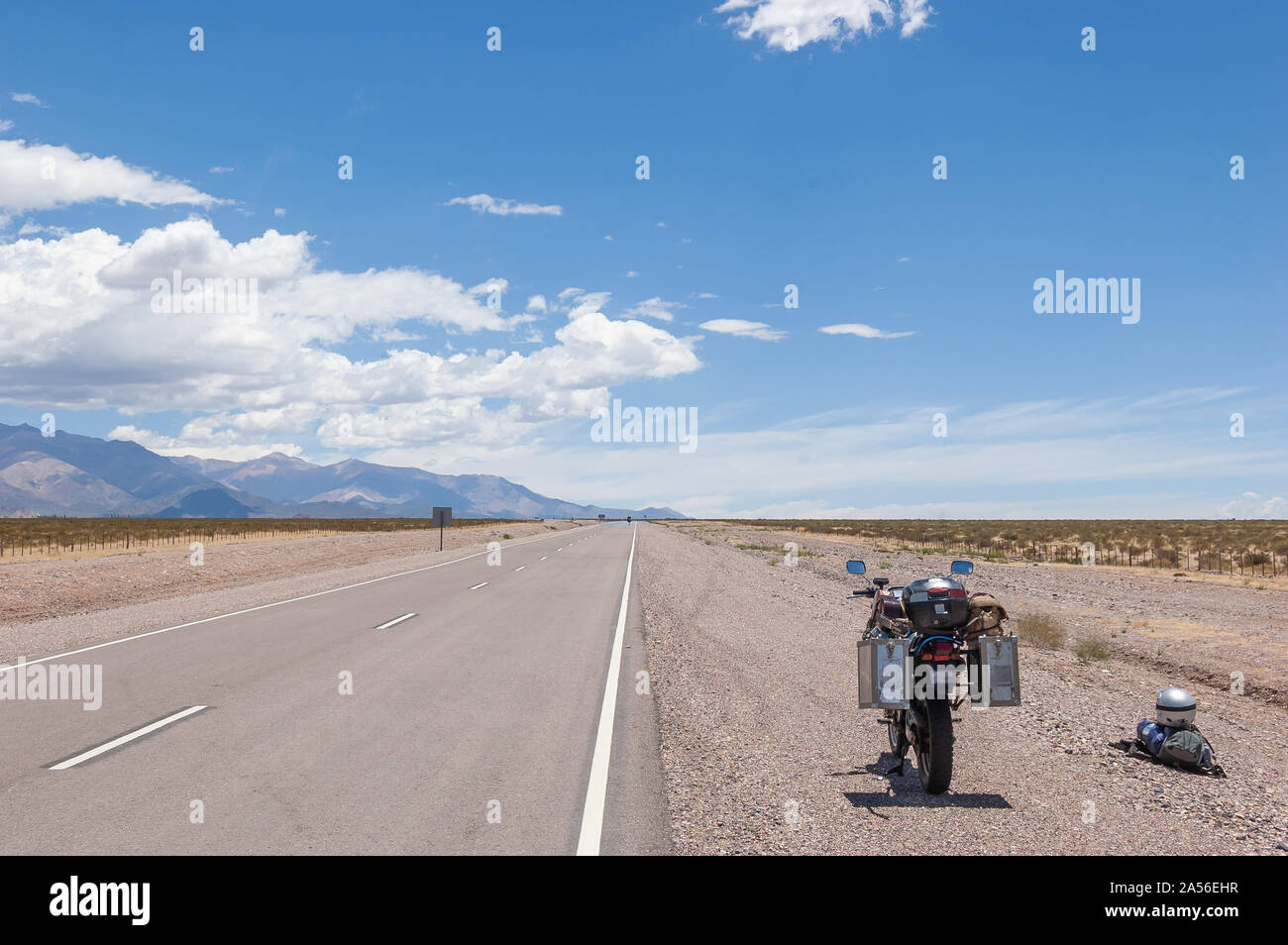 Landschaft mit Motorrad geparkt auf ländlichen am Straßenrand, Mendoza, Argentinien Stockfoto