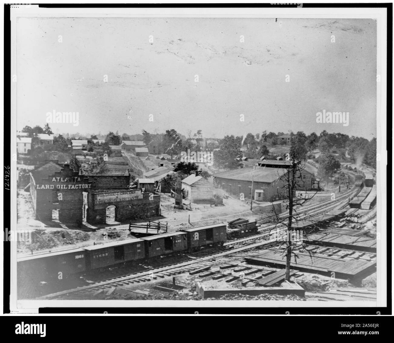 Ansicht von Atlanta, Georgia, mit Waggons im Vordergrund links Stockfoto
