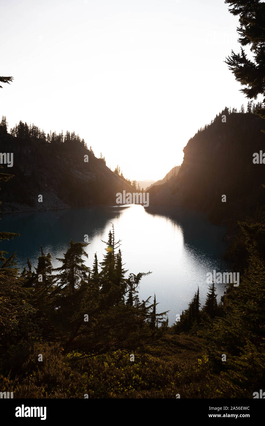 Sonnenuntergang über Alpine Blue Lake, Washington, USA Stockfoto