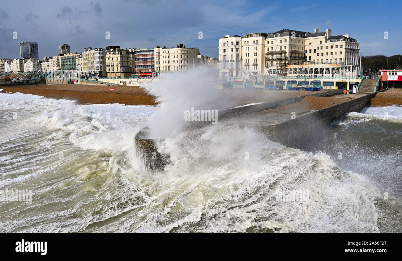 Brighton UK 18. Oktober 2019 - Wellen in Brighton Seafront als eine Mischung aus starkem Wind Regen und Sonnenschein Schleife entlang der Südküste als wechselhafter Witterung in Großbritannien fort. Foto: Simon Dack/Alamy leben Nachrichten Stockfoto