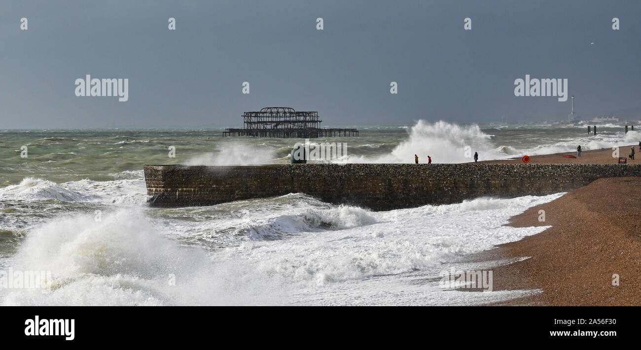 Brighton UK 18. Oktober 2019 - Wellen in Brighton Seafront als eine Mischung aus starkem Wind Regen und Sonnenschein Schleife entlang der Südküste als wechselhafter Witterung in Großbritannien fort. Foto: Simon Dack/Alamy leben Nachrichten Stockfoto