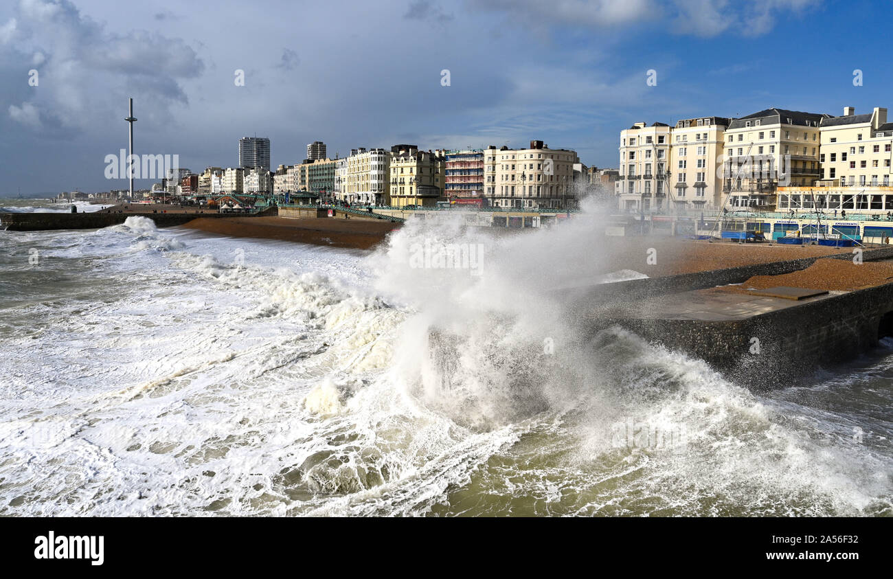 Brighton UK 18. Oktober 2019 - Wellen in Brighton Seafront als eine Mischung aus starkem Wind Regen und Sonnenschein Schleife entlang der Südküste als wechselhafter Witterung in Großbritannien fort. Foto: Simon Dack/Alamy leben Nachrichten Stockfoto