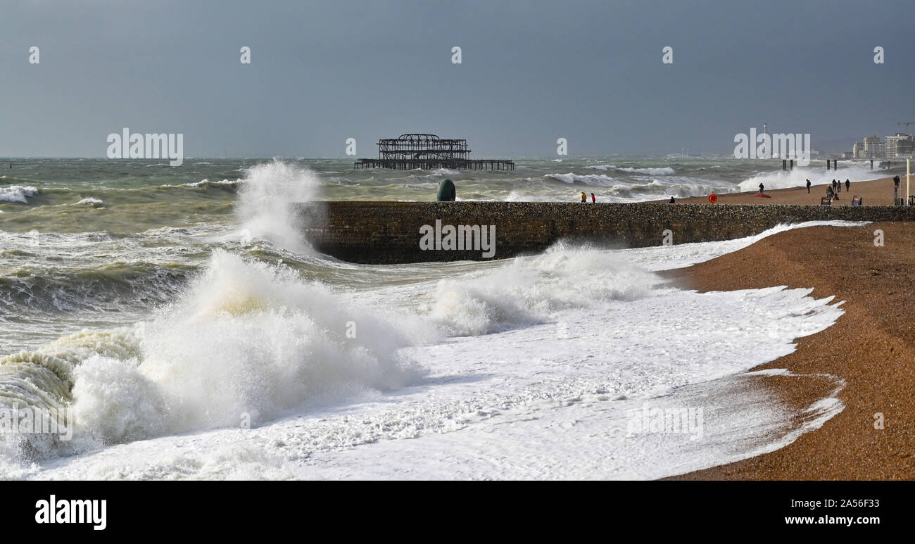 Brighton UK 18. Oktober 2019 - Wellen in Brighton Seafront als eine Mischung aus starkem Wind Regen und Sonnenschein Schleife entlang der Südküste als wechselhafter Witterung in Großbritannien fort. Foto: Simon Dack/Alamy leben Nachrichten Stockfoto