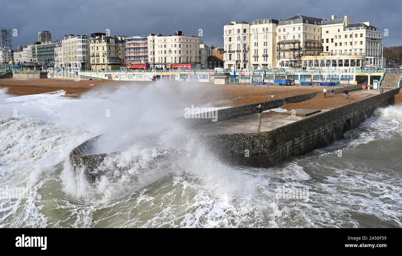 Brighton UK 18. Oktober 2019 - Wellen in Brighton Seafront als eine Mischung aus starkem Wind Regen und Sonnenschein Schleife entlang der Südküste als wechselhafter Witterung in Großbritannien fort. Foto: Simon Dack/Alamy leben Nachrichten Stockfoto