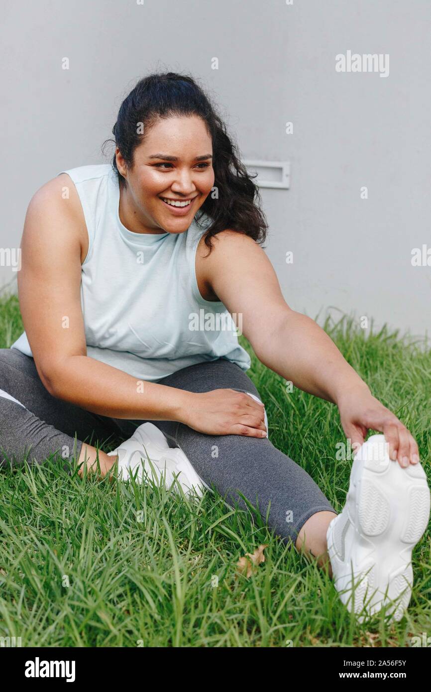 Frau tun stretching Übung im Garten Stockfoto