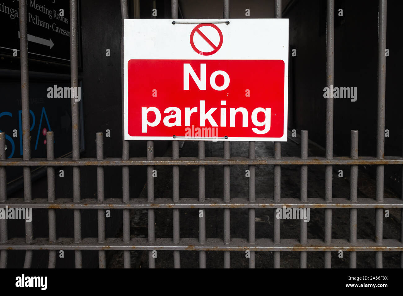 Kein Parkplatz Schild auf einer metallischen Gate. Stockfoto