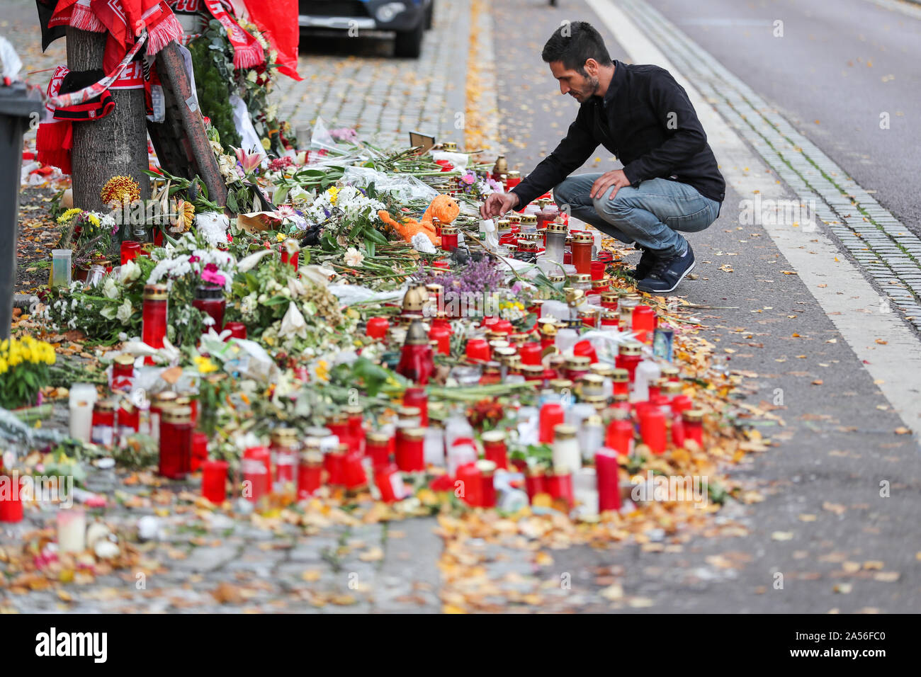 18. Oktober 2019, Sachsen-Anhalt, Halle: Izzet Cagac, Betreiber des Kiez-Döner, hockt vor dem Meer von Kerzen und Blumen vor seinem Snack. Ministerpräsident Haseloff und Beauftragter der Bundesregierung für die Opfer haben die Kiez-Döner, die von den Rechtsextremen Terroranschlag betroffenen besucht wurde. Beide haben die Eigentümer der Snackbar und seinen Mitarbeitern für ihre Unterstützung zugesichert. Am 9. Oktober die Deutsche Stephan B., schwer bewaffnet, hatte zunächst versucht, eine Synagoge zu durchdringen. Wenn sein Plan scheiterte, schoß er eine 40-jährige Frau auf der Straße und kurz danach ein 20-jähriger Mann Stockfoto