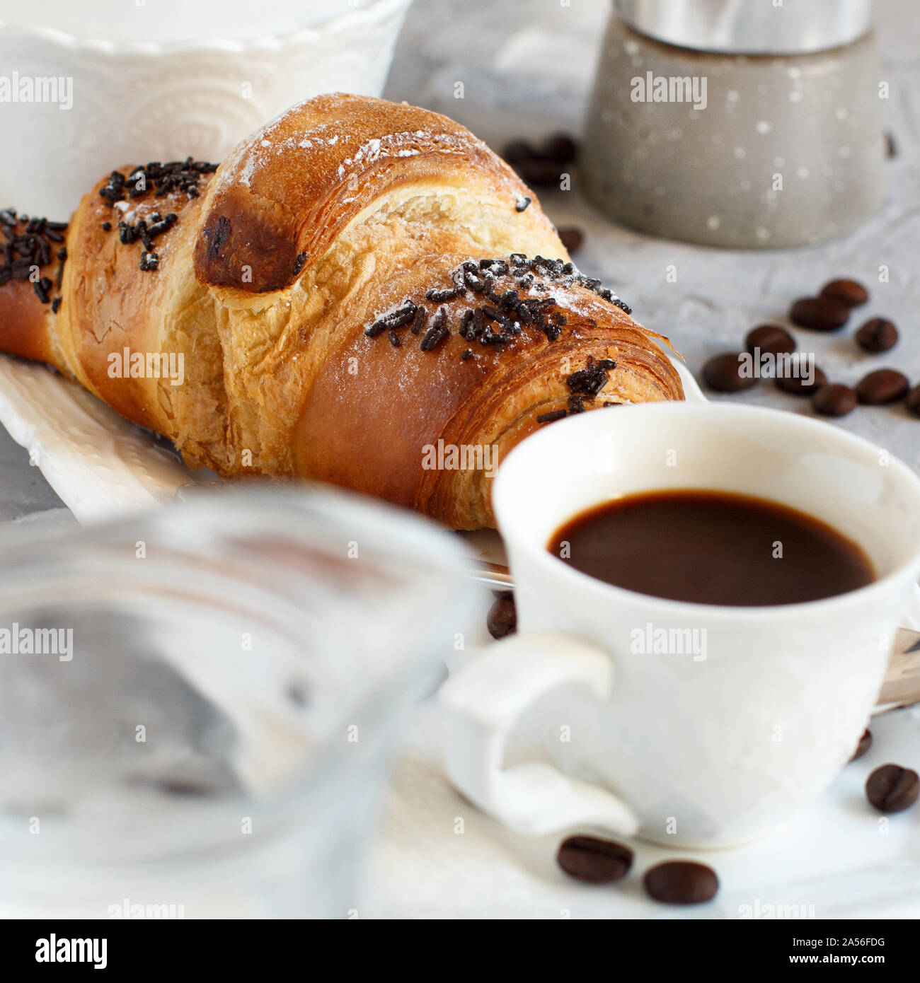 Frühstück mit Kaffee und Croissants in der Nähe mit Kaffee Bohnen Stockfoto