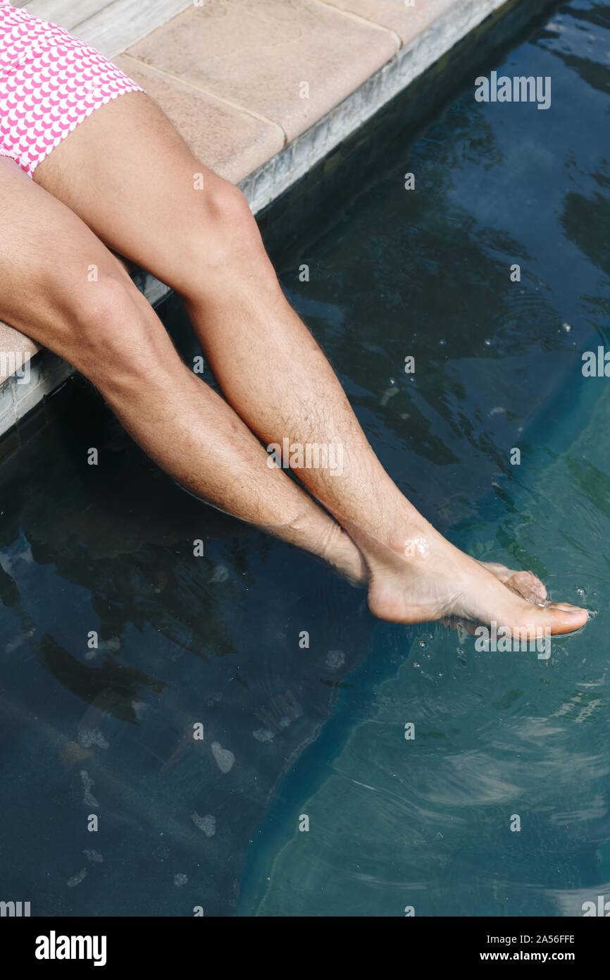 Menschen tauchen im Schwimmbad Stockfoto