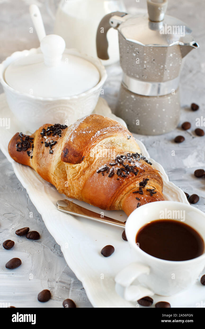 Frühstück mit Kaffee und Croissants in der Nähe mit Kaffee Bohnen Stockfoto
