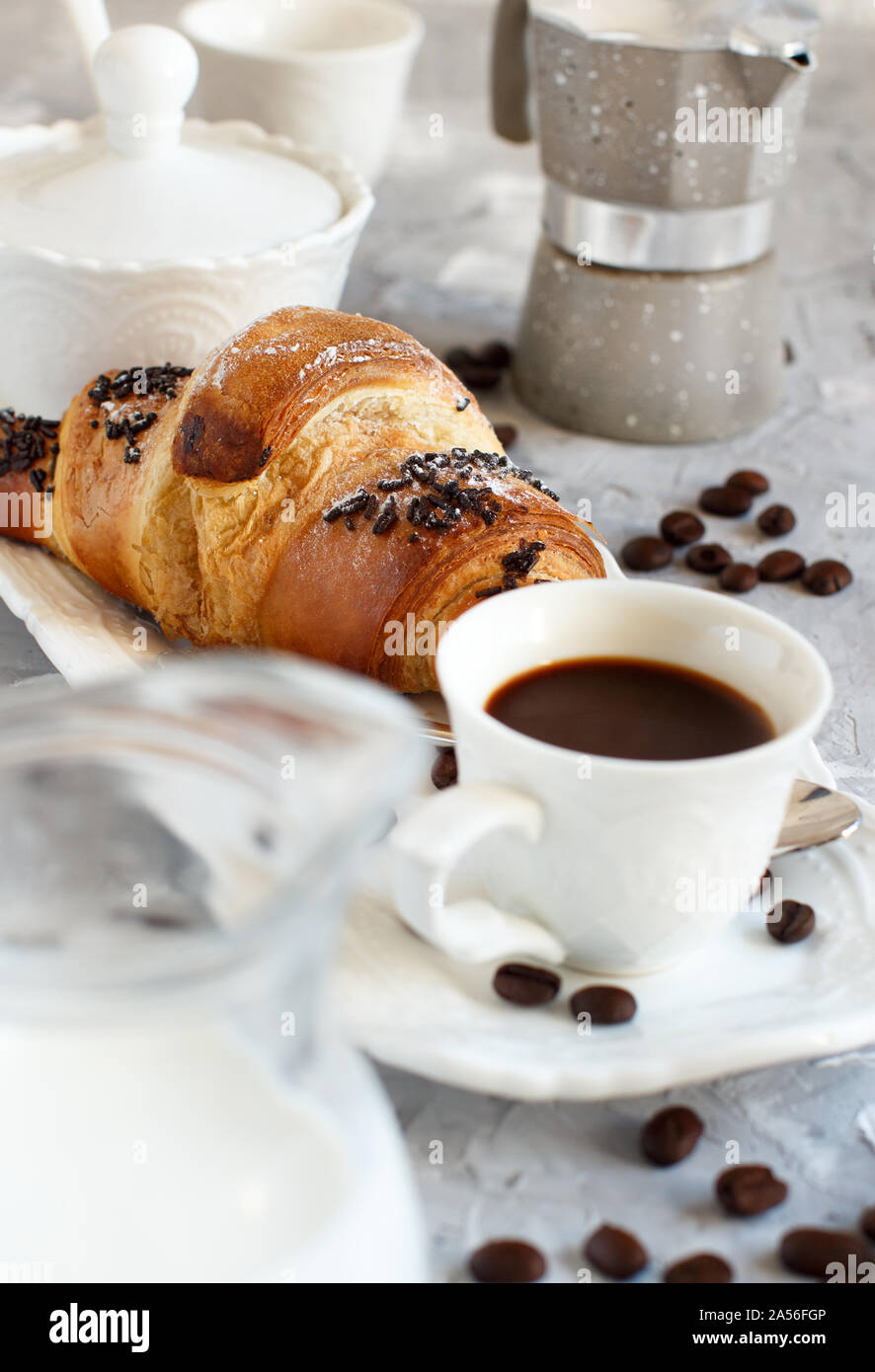 Frühstück mit Kaffee und Croissants in der Nähe mit Kaffee Bohnen Stockfoto
