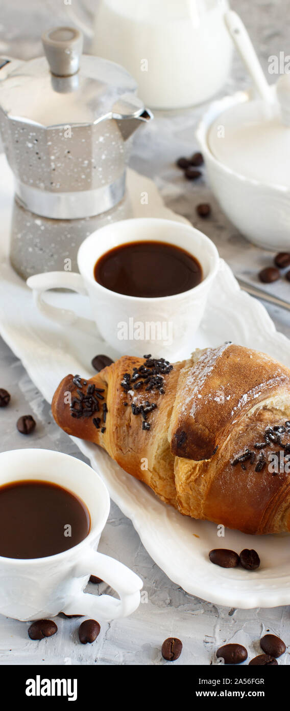 Frühstück mit Kaffee und Croissants in der Nähe mit Kaffee Bohnen Stockfoto
