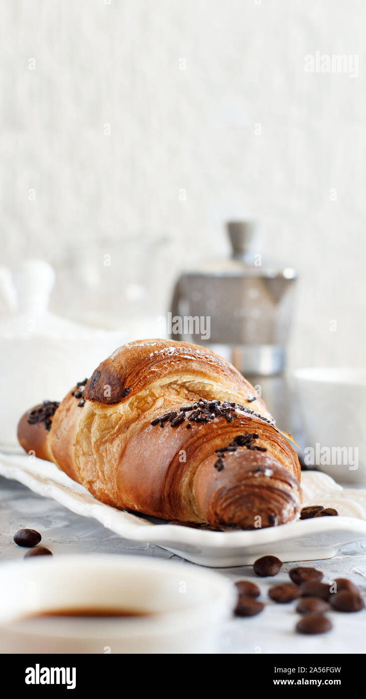 Frühstück mit Kaffee und Croissants in der Nähe mit Kaffee Bohnen Stockfoto
