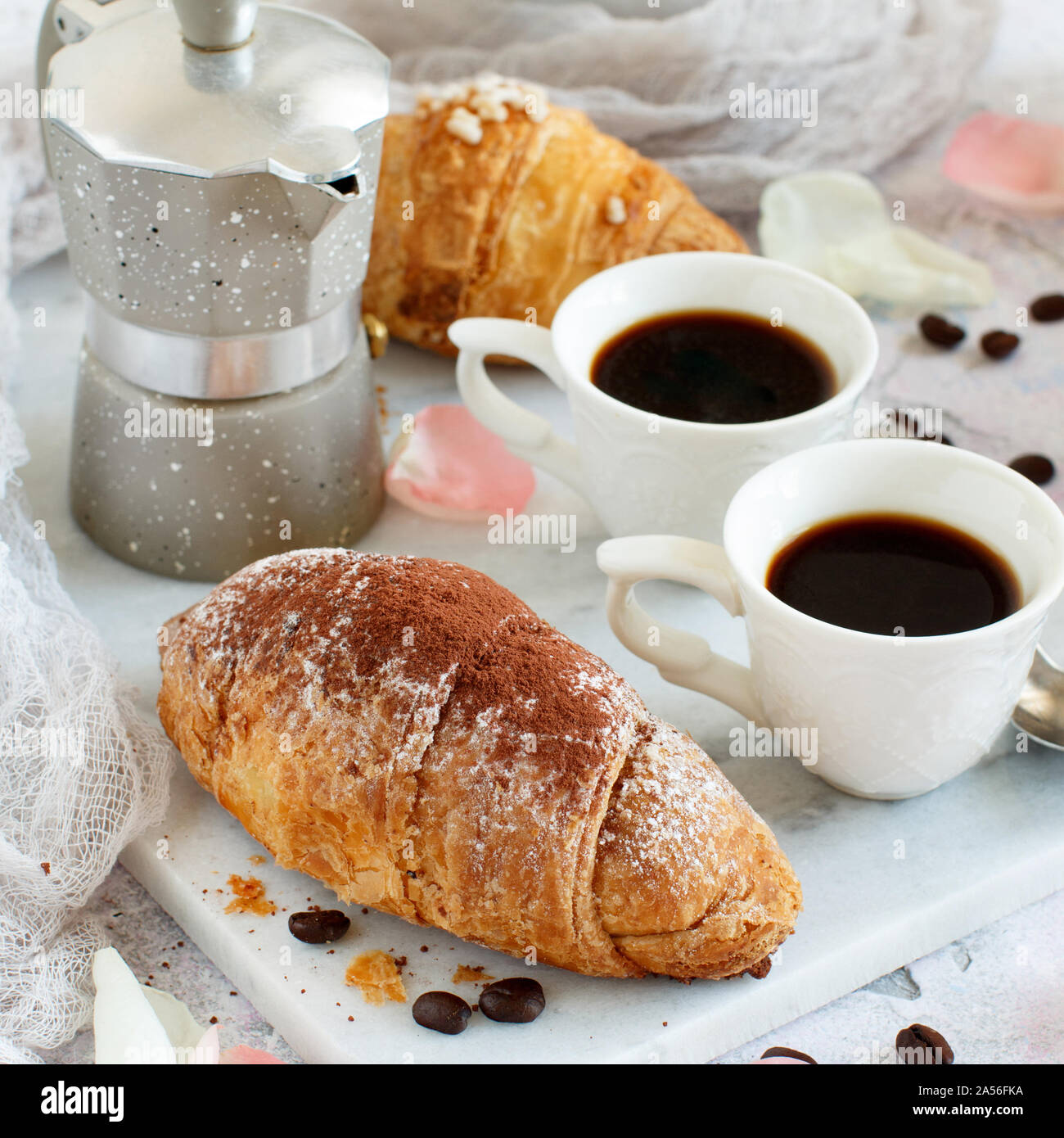 Frühstück mit Kaffee und Croissants in der Nähe mit Kaffee Bohnen Stockfoto