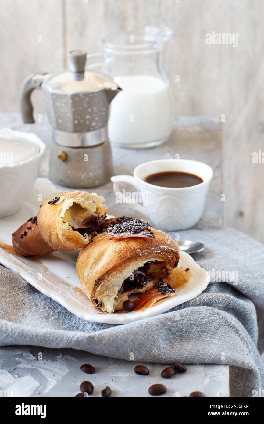 Frühstück mit Kaffee und Croissants in der Nähe bis Stockfoto