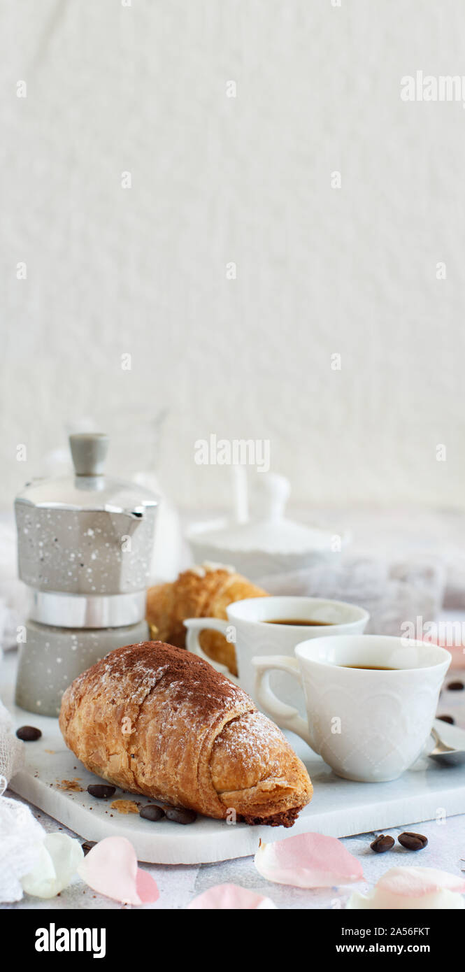 Frühstück mit Kaffee und Croissants in der Nähe mit Kaffee Bohnen Stockfoto