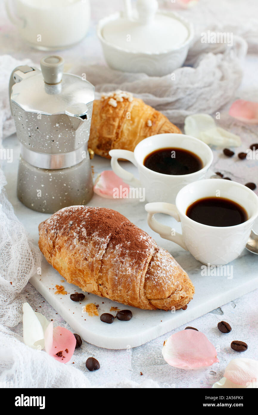 Frühstück mit Kaffee und Croissants in der Nähe mit Kaffee Bohnen Stockfoto
