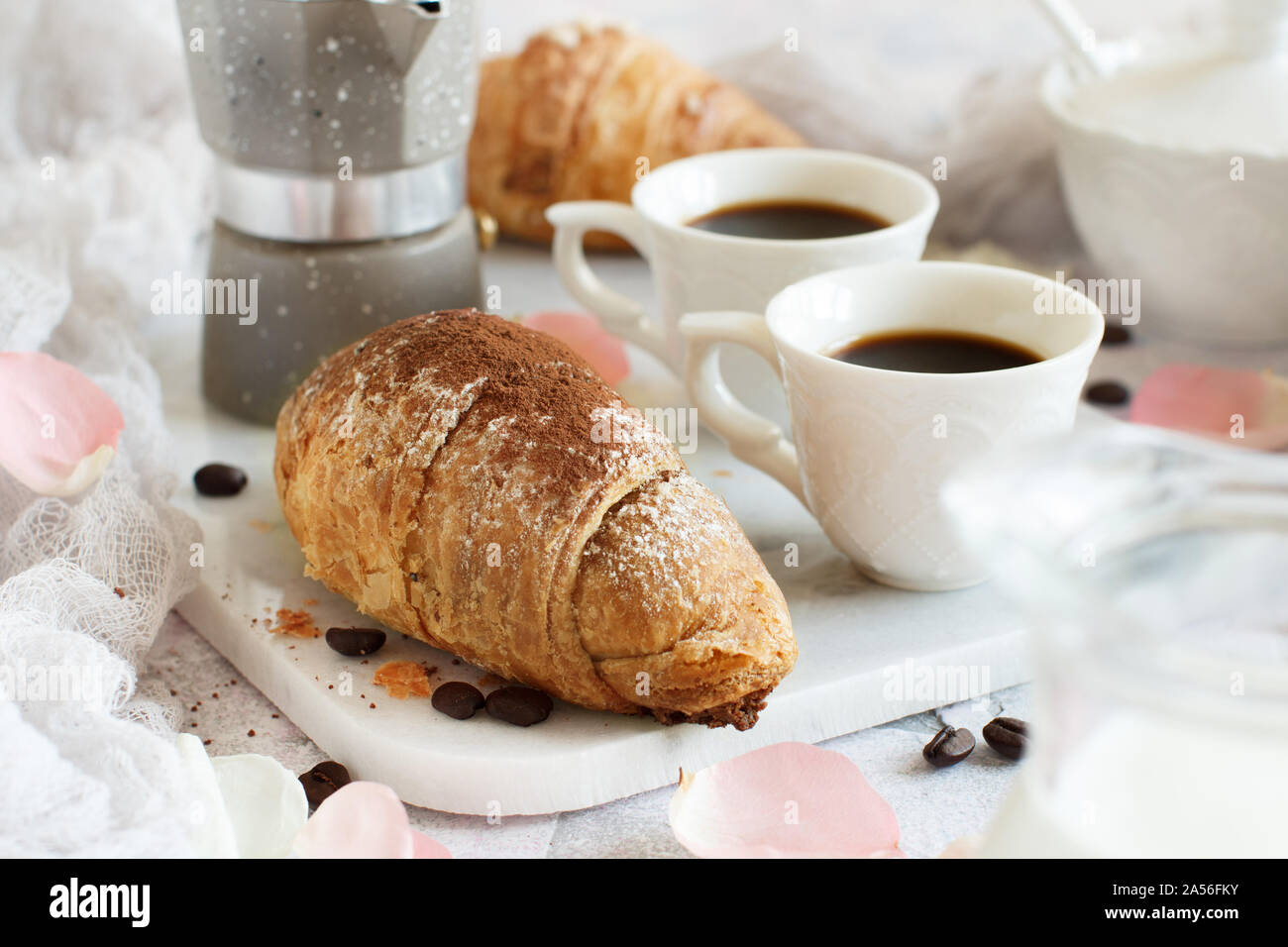 Frühstück mit Kaffee und Croissants in der Nähe mit Kaffee Bohnen Stockfoto