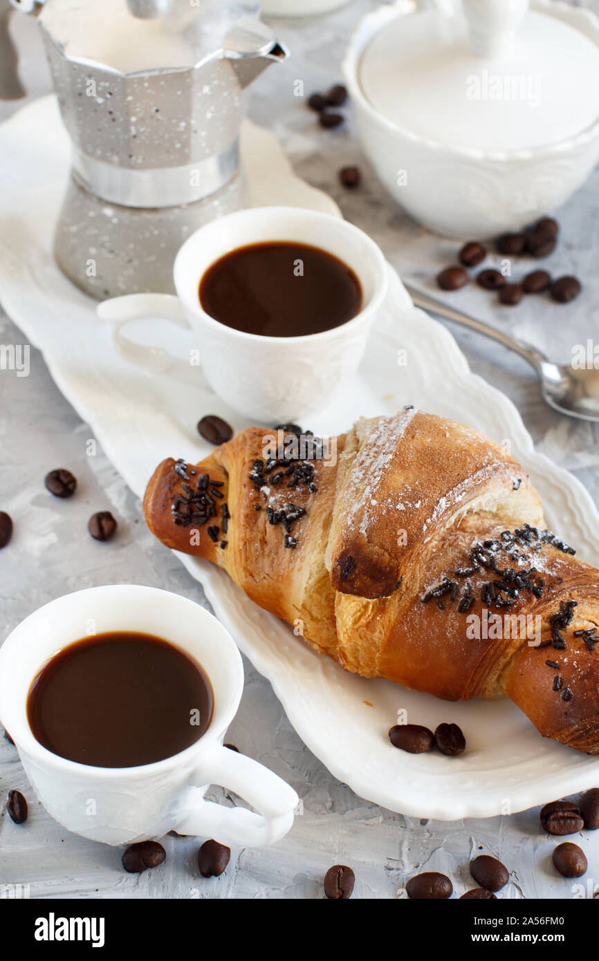 Frühstück mit Kaffee und Croissants in der Nähe mit Kaffee Bohnen Stockfoto