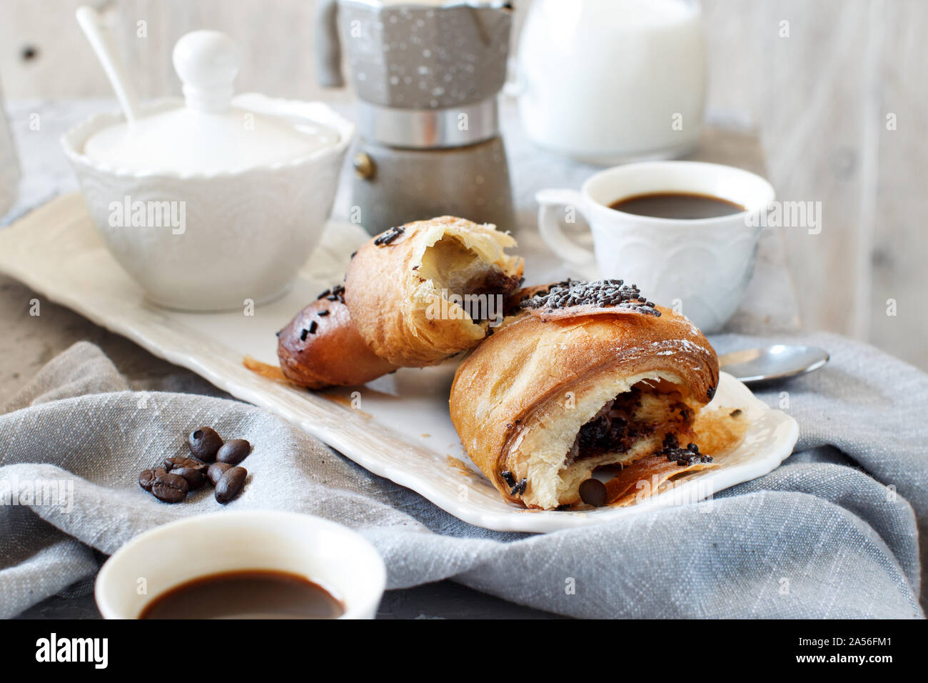 Frühstück mit Kaffee und Croissants in der Nähe mit Kaffee Bohnen Stockfoto