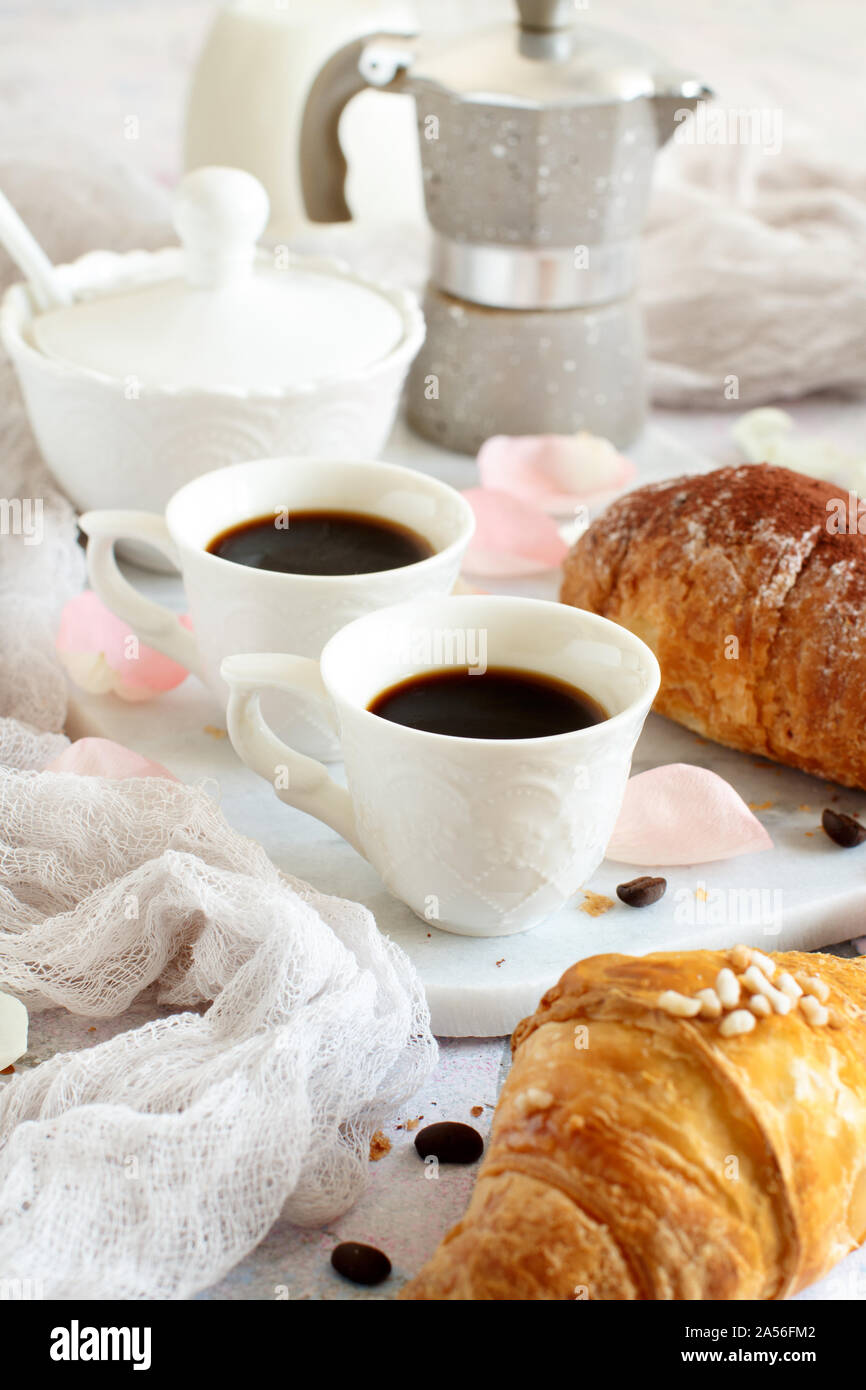 Frühstück mit Kaffee und Croissants in der Nähe mit Kaffee Bohnen Stockfoto