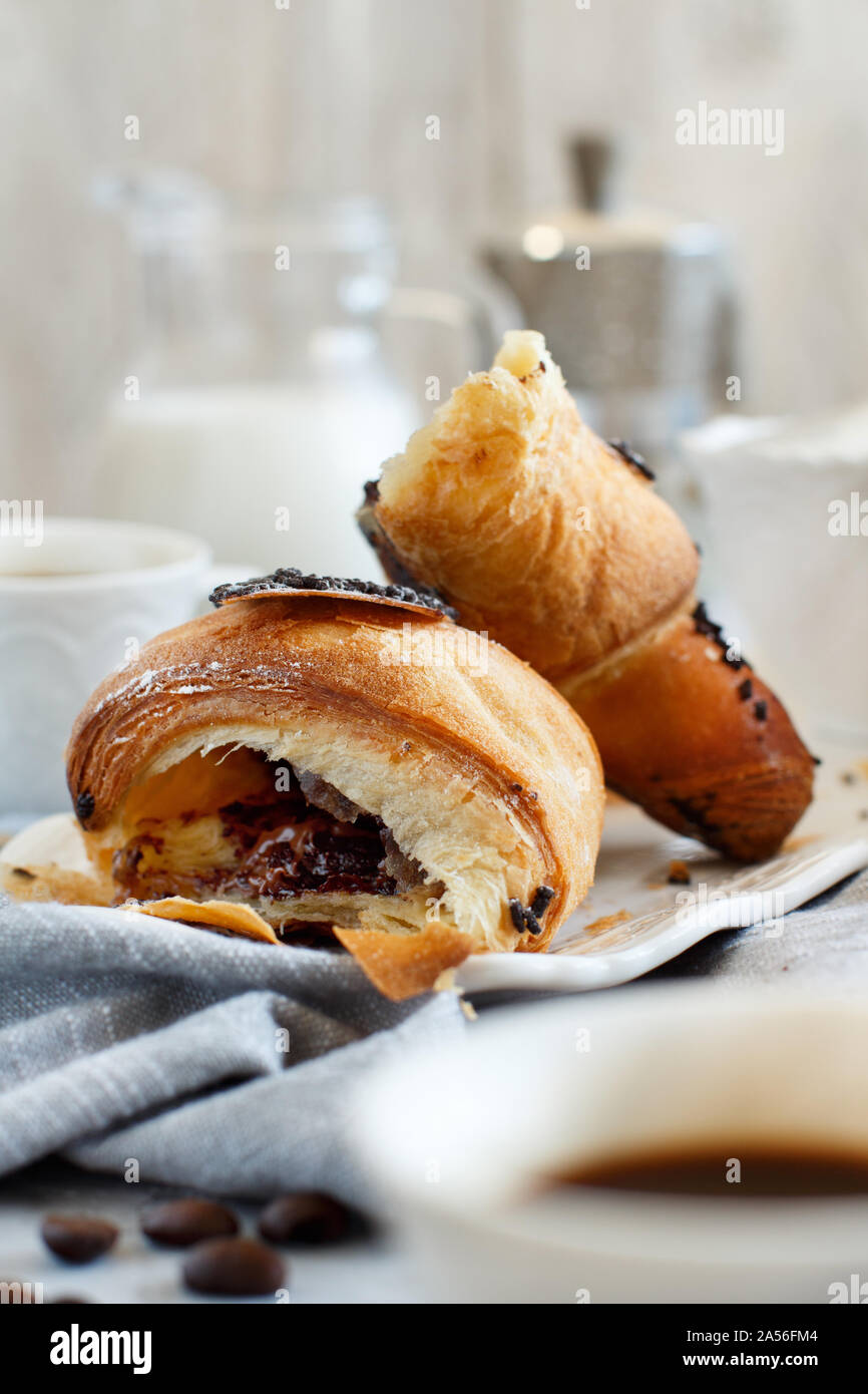 Frühstück mit Kaffee und Croissants in der Nähe mit Kaffee Bohnen Stockfoto
