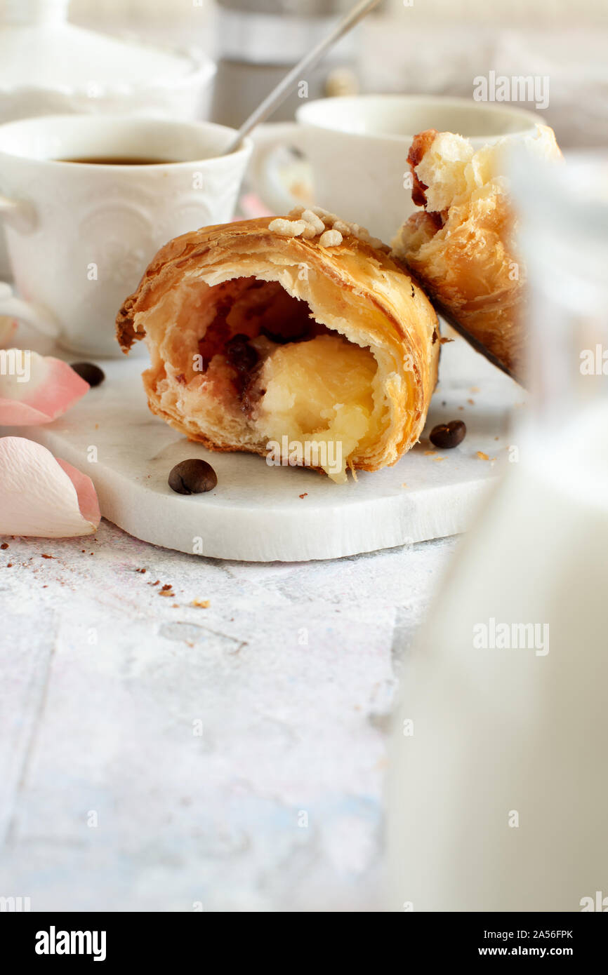 Frühstück mit Kaffee und Croissants in der Nähe mit Kaffee Bohnen Stockfoto