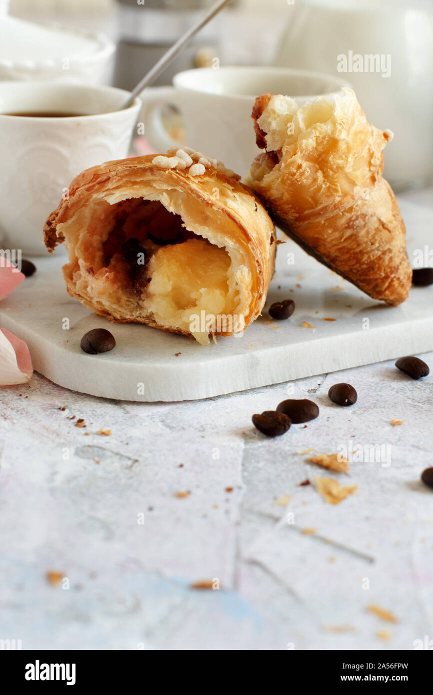 Frühstück mit Kaffee und Croissants in der Nähe mit Kaffee Bohnen Stockfoto