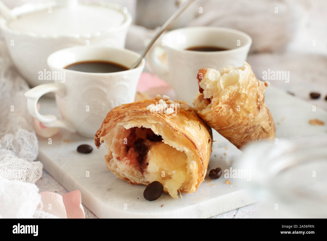 Frühstück mit Kaffee und Croissants in der Nähe mit Kaffee Bohnen Stockfoto