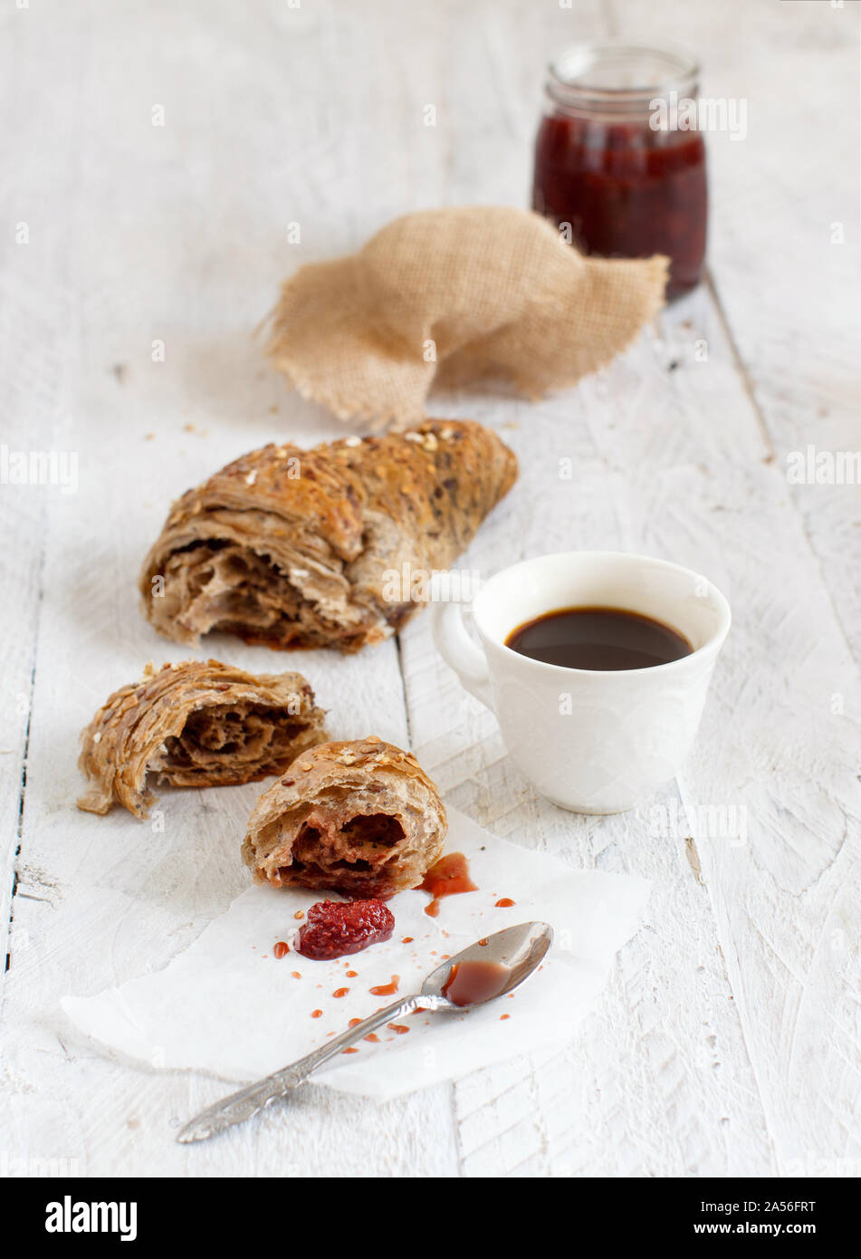 Frühstück mit Kaffee, Croissants und Erdbeermarmelade Nahaufnahme Stockfoto