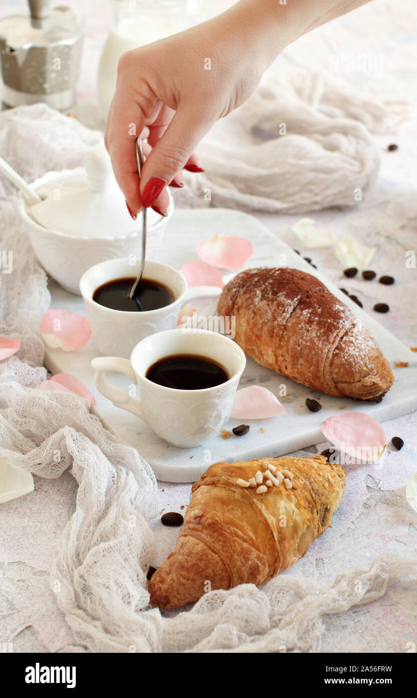 Frühstück mit Kaffee und Croissants in der Nähe mit Kaffee Bohnen Stockfoto