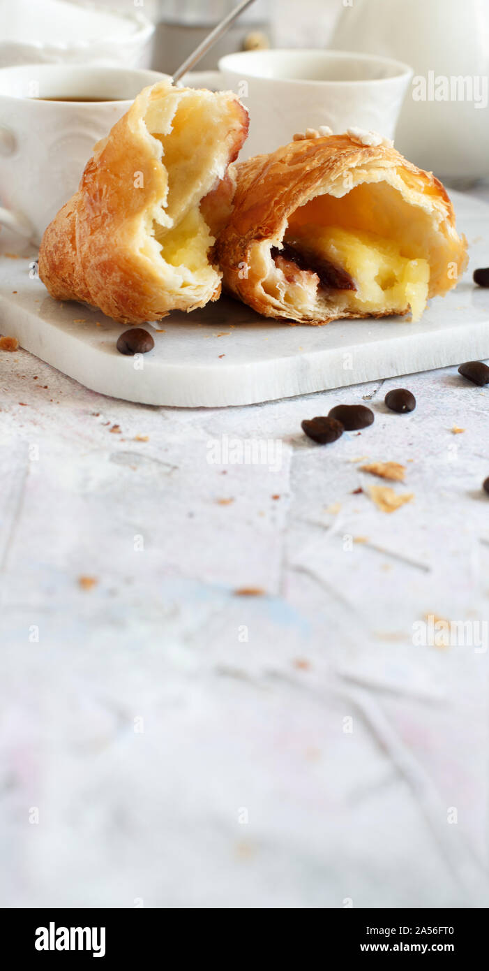 Frühstück mit Kaffee und Croissants in der Nähe mit Kaffee Bohnen Stockfoto