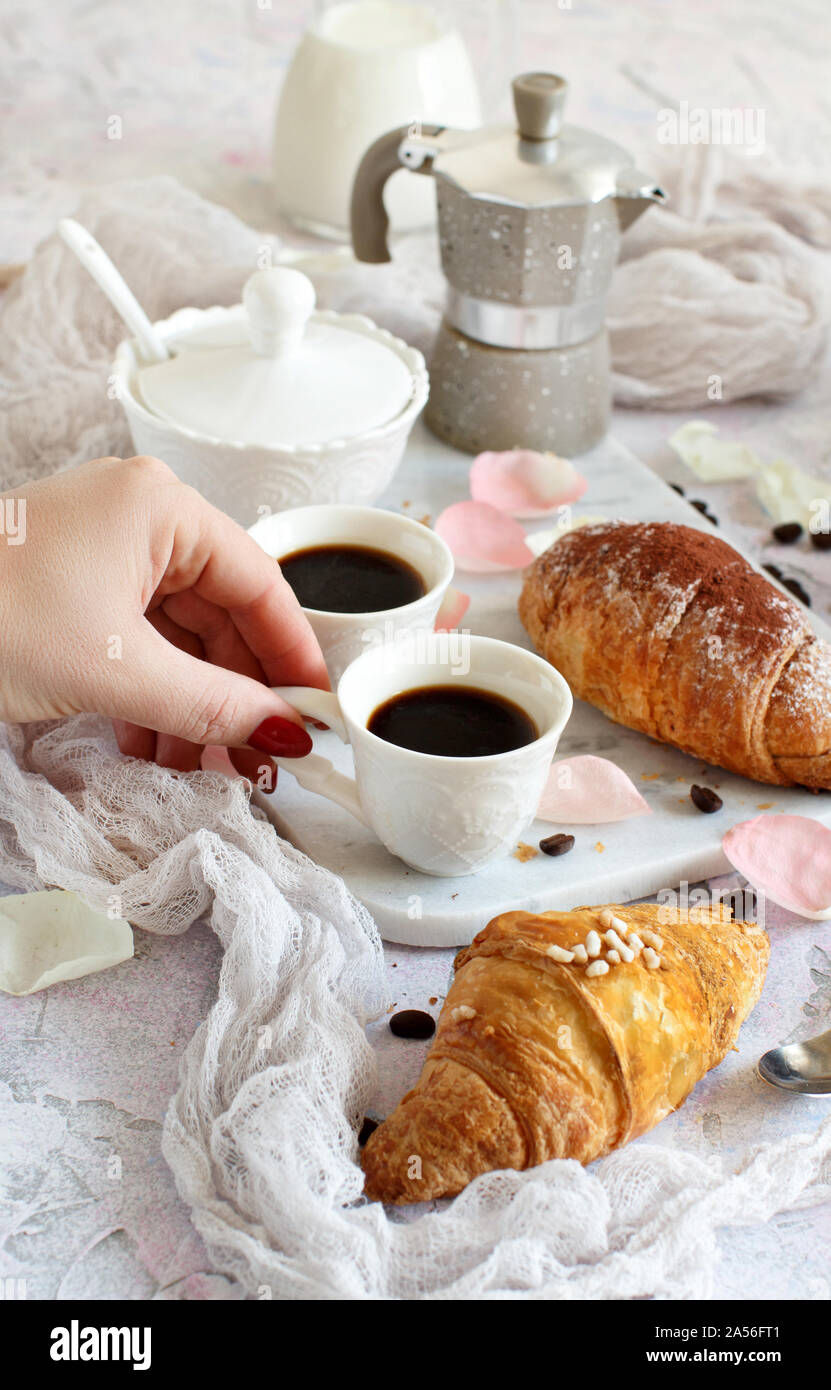 Frühstück mit Kaffee und Croissants in der Nähe mit Kaffee Bohnen Stockfoto