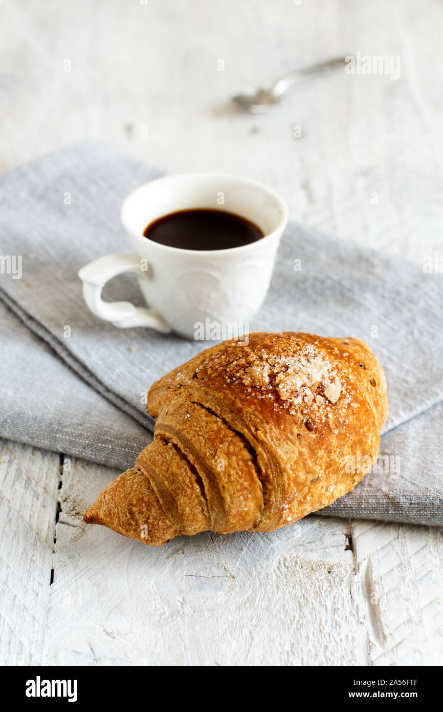 Frühstück mit Kaffee und Croissants in der Nähe auf einem Holztisch Stockfoto