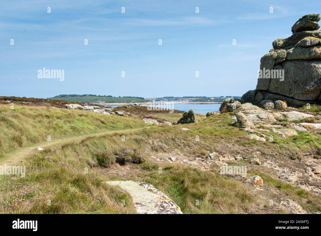 Der Blick nach Norden in Richtung St Mary's von Cuckold's Carn, Gugh, Isles of Scilly Stockfoto