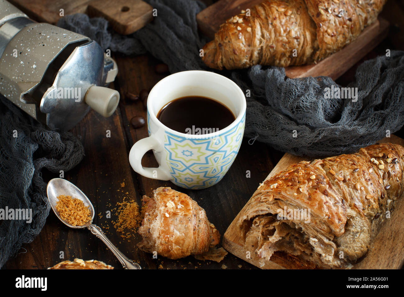 Frühstück mit Kaffee und Croissant auf einem dunklen Hintergrund Nahaufnahme Stockfoto