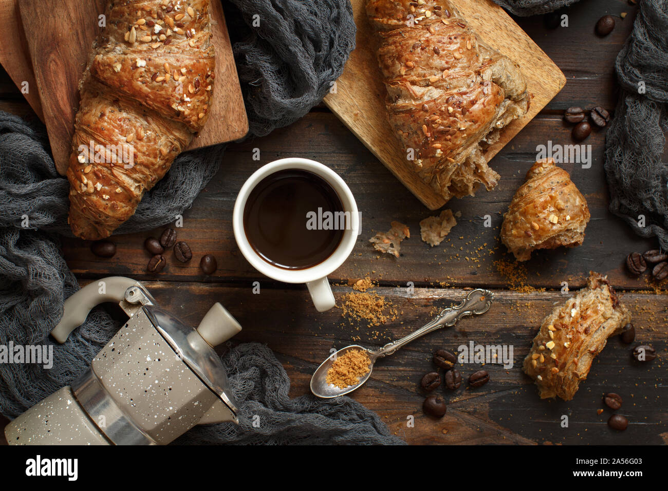 Frühstück mit Kaffee und Croissants auf einer hölzernen Hintergrund der Ansicht von oben Stockfoto