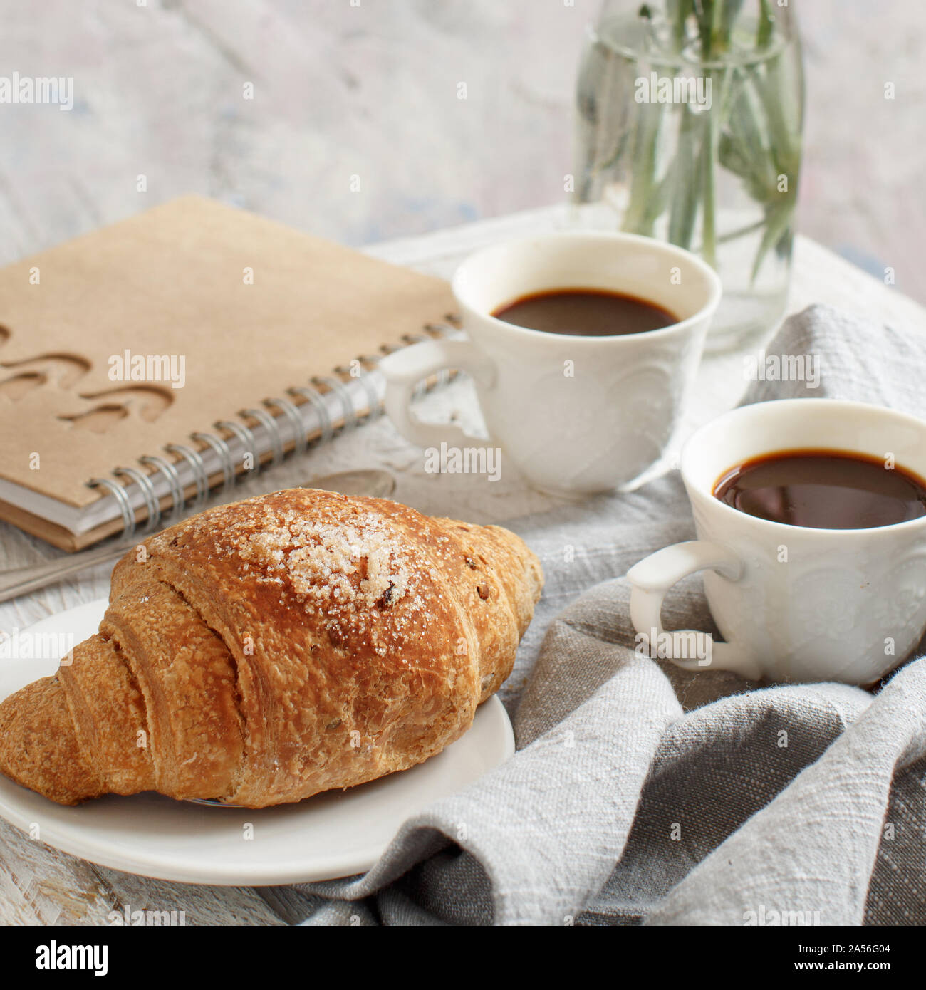 Frühstück mit Kaffee und Croissants in der Nähe mit Kaffee Bohnen Stockfoto