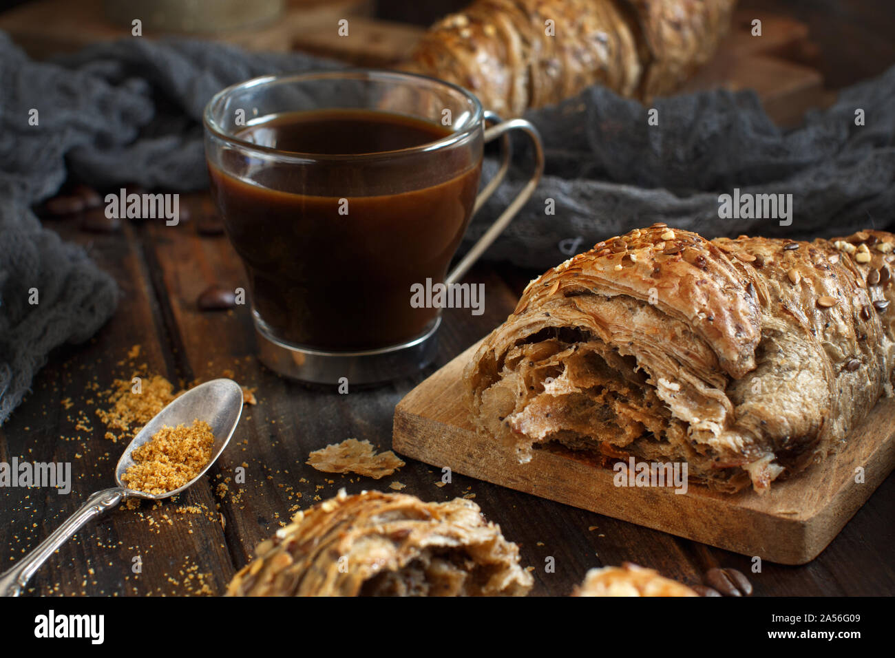 Frühstück mit Kaffee und Croissants auf einer hölzernen Hintergrund Stockfoto