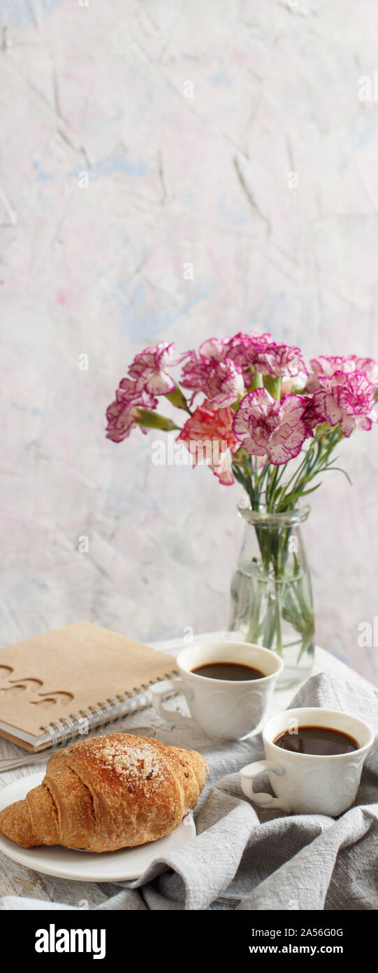 Frühstück mit Kaffee und Croissants in der Nähe mit Kaffee Bohnen Stockfoto